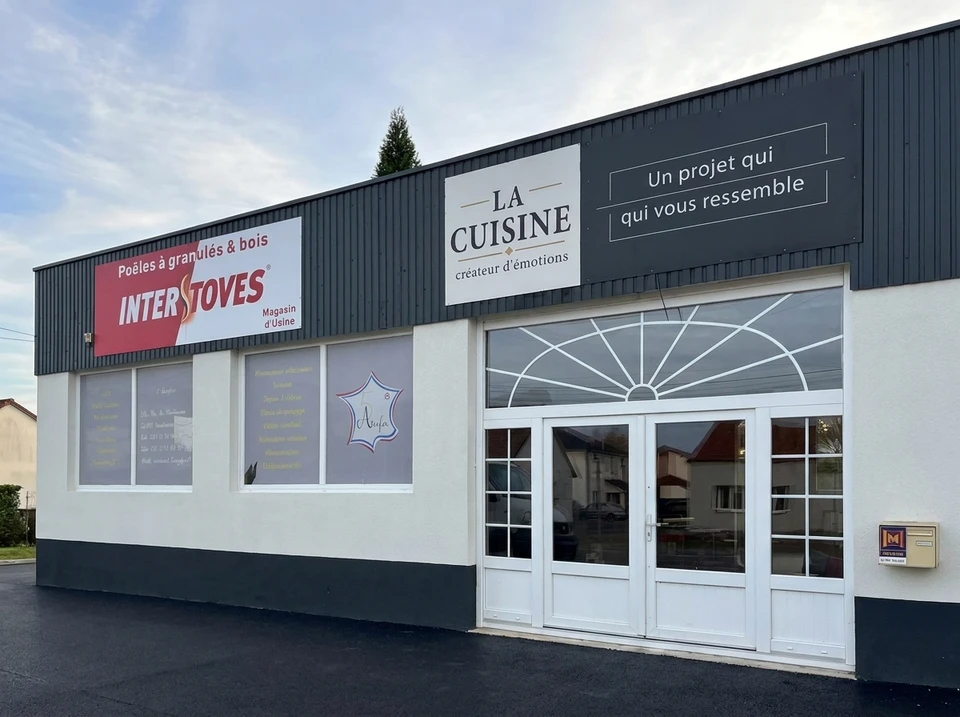 Intérieur d'atelier ou showroom présentant des échantillons de revêtements de sol