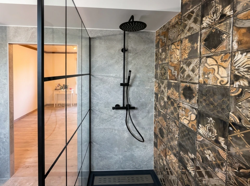 Salle de bain moderne rénovée avec baignoire-douche blanche, robinetterie chromée et carrelage métro blanc