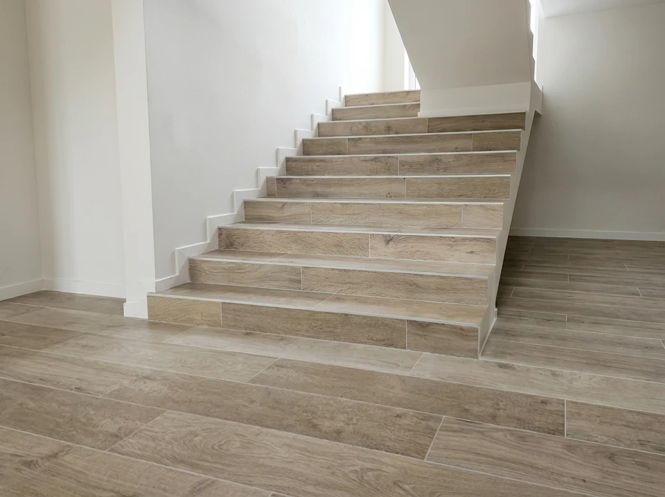 Intérieur moderne en cours de rénovation avec escalier suspendu, salon ouvert et salle à manger